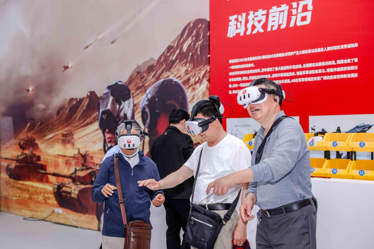 “巡光无界”2025军事科技前沿全国巡展合肥站启幕